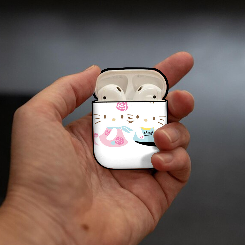 Hello Kitty ハローキティ AirPods 第2世代保護ケース ハードシェル ブラック 耐衝撃・防指紋・カラビナ付き